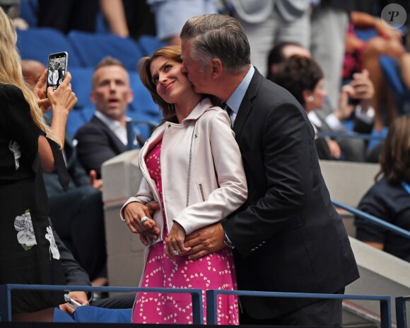 Hilaria Baldwin et son mari Alec Baldwin très proches et amoureux lors du match de tennis S. Williams vs. M. Sharapova au Arthur Ashe Stadium à Flushing Meadows, New York, le 26 août 2019