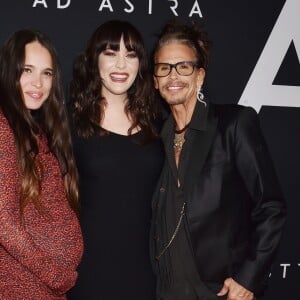 Steven Tyler avec ses filles Liv Tyler et Chelsea Tallarico Tyler enceinte à la première du film "Ad Astra" à Los Angeles, le 18 septembre 2019.