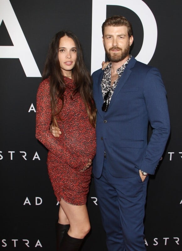 Chelsea Tallarico Tyler enceinte et son mari Jon Foster à la première du film "Ad Astra" à Los Angeles, le 18 septembre 2019.