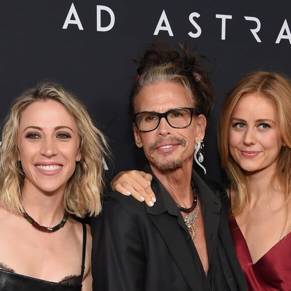 Steven Tyler avec sa compagne Aimee Preston et Justine Lupe à la première du film "Ad Astra" à Los Angeles, le 18 septembre 2019.