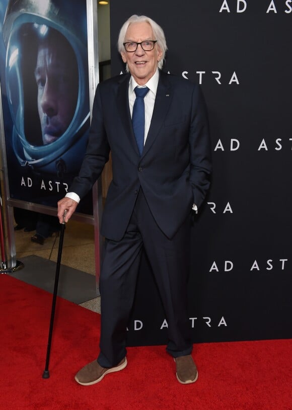 Donald Sutherland avec une canne à la première du film "Ad Astra" à Los Angeles, le 18 septembre 2019.