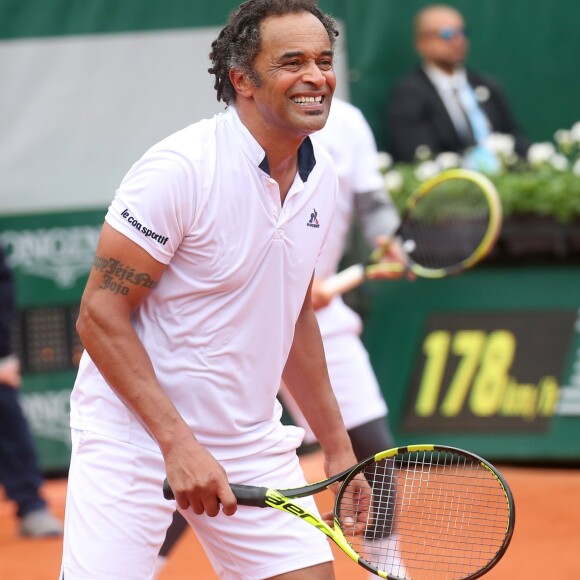 Yannick Noah dispute le trophée des légendes devant sa famille lors des internationaux de France de tennis à Roland Garros à Paris le 4 juin 2016. © Moreau - Jacovides / Bestimage