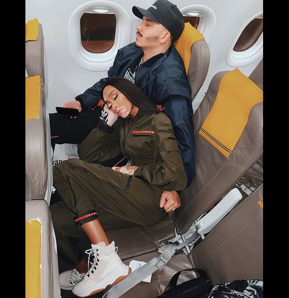 Winnie Harlow en classe économique dans un avion. Septembre 2019.