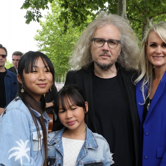 Exclusif - Laeticia Hallyday avec ses filles Joy et Jade et Yvan Cassar - Laeticia Hallyday sort de sa loge pour se rendre sur la scène puis pose avec des bikers et ses amis lors de l'inauguration de l'esplanade Johnny Hallyday à Toulouse, le 15 juin 2019. © Dominique Jacovides/Bestimage