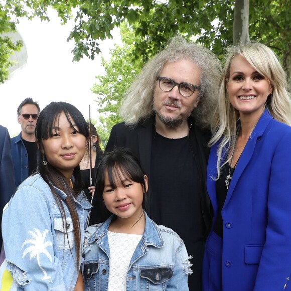 Exclusif - Laeticia Hallyday avec ses filles Joy et Jade et Yvan Cassar - Laeticia Hallyday sort de sa loge pour se rendre sur la scène puis pose avec des bikers et ses amis lors de l'inauguration de l'esplanade Johnny Hallyday à Toulouse, le 15 juin 2019. © Dominique Jacovides/Bestimage