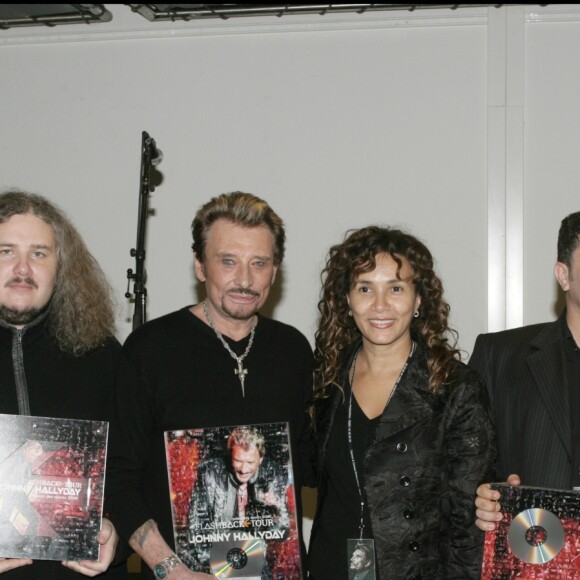 Exclusif - Michel Jankielewicz, Yvan Cassar, Johnny Hallyday, Laeticia Hallyday, Rose Hélène Deplasse, Thierry Chassagne et Jean-Claude Camus - A l'issue de son concert à Bercy, Johnny Hallyday a reçu un disque de platine et un DVD de diamant pour la tournée "Flashback. Le 13 février 2007.