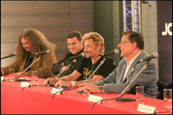 Yvan Cassar, Thierry Chassagne, Johnny Hallyday et Jean-Claude Camus - Johnny Hallyda donne une conférence de presse pour sa tournée "Flashbak Tour" dans le salon d'honneur de Paris Bercy le 31 mai 2006.