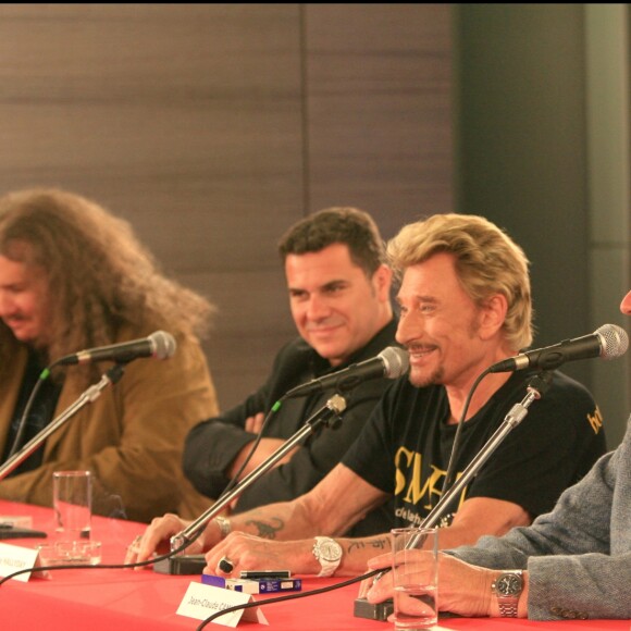 Yvan Cassar, Thierry Chassagne, Johnny Hallyday et Jean-Claude Camus - Johnny Hallyda donne une conférence de presse pour sa tournée "Flashbak Tour" dans le salon d'honneur de Paris Bercy le 31 mai 2006.