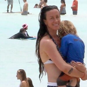 Alanis Morissette, son mari Mario Treadway et leur fils Ever profitent de la plage à Maui. Le 3 mai 2014