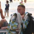 Alanis Morissette, son mari Mario Treadway et leur fils Ever profitent de la plage à Maui. Le 3 mai 2014