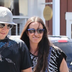 Alanis Morissette et son mari Mario Treadway font du shopping au centre commercial Brentwood Country Mart à Brentwood, le 28 avril 2014.