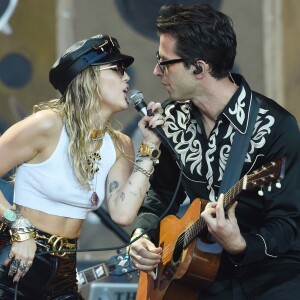 Miley Cyrus et Mark Ronson en concert au Festival de Glastonbury le 30 juin 2019.