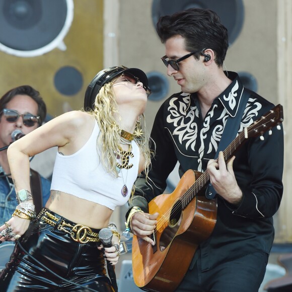 Miley Cyrus et Mark Ronson en concert au Festival de Glastonbury le 30 juin 2019.