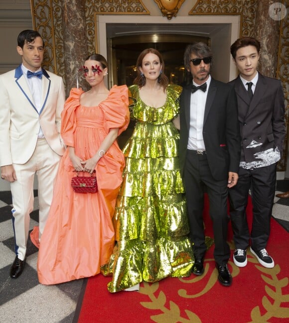 Mark Ronson, Lykke Li, Julianne Moore, Pierpaolo Piccioli, Lay Zhang quittent The Pierre Hotel pour se rendre au 71e Met Gala "Camp: Notes on Fashion", à New York, le 6 mai 2019.