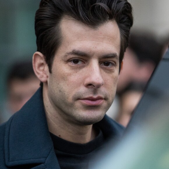 Mark Ronson à la sortie de l'hôtel Ritz à Paris le 5 mars 2019.