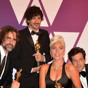 Andrew Wyatt, Anthony Rossomando, Lady Gaga, Mark Ronson fêtant l'Oscar de la meilleure chanson originale pour "Shallow" dans le film "A Star is Born" lors de la 91ème cérémonie des Oscars au théâtre Dolby à Los Angeles, le 24 février 2019.