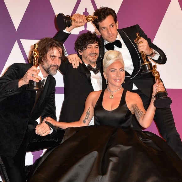 Andrew Wyatt, Anthony Rossomando, Lady Gaga, Mark Ronson fêtant l'Oscar de la meilleure chanson originale pour "Shallow" dans le film "A Star is Born" lors de la 91ème cérémonie des Oscars au théâtre Dolby à Los Angeles, le 24 février 2019.