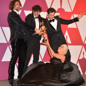 Andrew Wyatt, Anthony Rossomando, Lady Gaga, Mark Ronson fêtant l'Oscar de la meilleure chanson originale pour "Shallow" dans le film "A Star is Born" lors de la 91ème cérémonie des Oscars au théâtre Dolby à Los Angeles, le 24 février 2019.