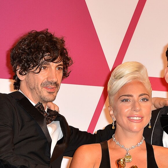 Andrew Wyatt, Anthony Rossomando, Lady Gaga, Mark Ronson fêtant l'Oscar de la meilleure chanson originale pour "Shallow" dans le film "A Star is Born" lors de la 91ème cérémonie des Oscars au théâtre Dolby à Los Angeles, le 24 février 2019.