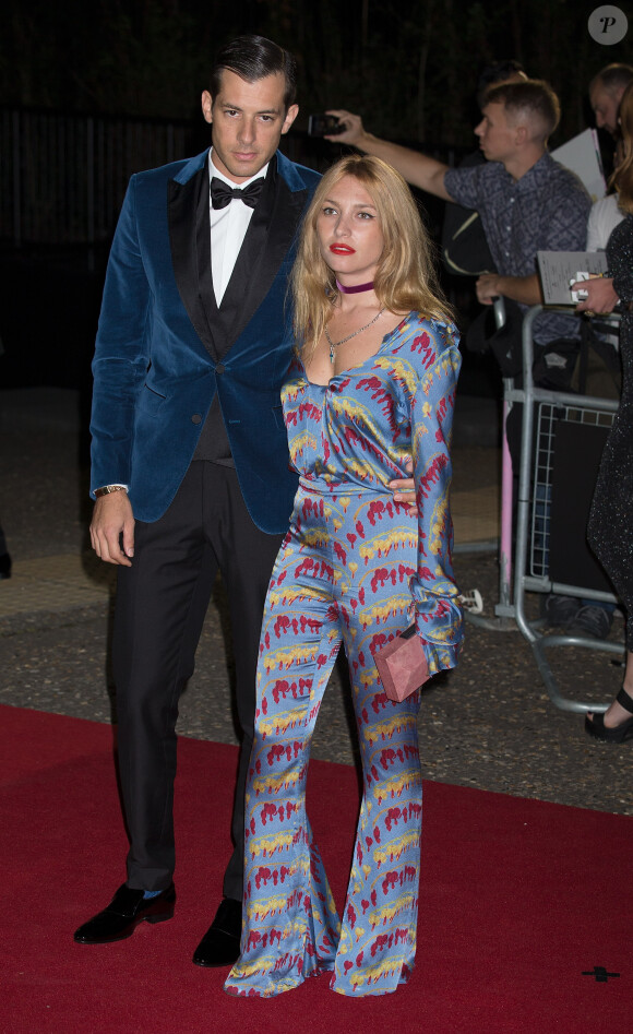 Mark Ronson et Joséphine de La Baume à la soirée GQ Men of the Year Awards à The Tate Modern à Londres le 6 septembre 2016