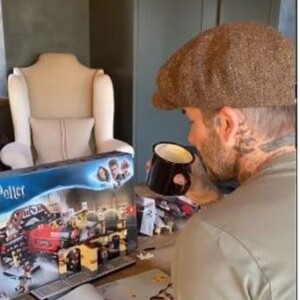 David Beckham réalise un château en Lego Harry Potter pour sa fille Harper (Septembre 2019).