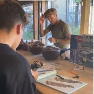 David Beckham et Cruz réalisent un château en Lego Harry Potter pour Harper (Septembre 2019).