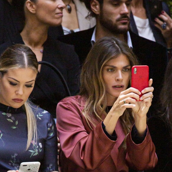 Elisa Sednaoui, Tina Kunakey et Barbara Palvin au défilé Giorgio Armani, collection prêt-à-porter printemps-été 2020, à Milan. Le 21 septembre 2019.