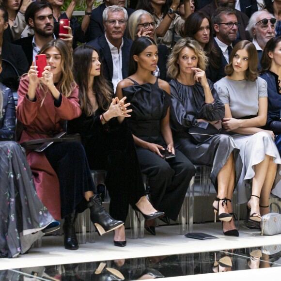 Elisa Sednaoui, Tina Kunakey et Barbara Palvin au défilé Giorgio Armani, collection prêt-à-porter printemps-été 2020, à Milan. Le 21 septembre 2019.