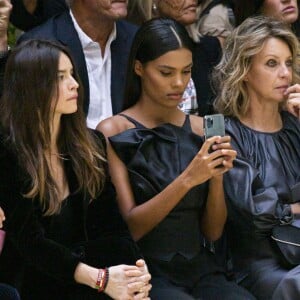 Elisa Sednaoui, Tina Kunakey et Barbara Palvin au défilé Giorgio Armani, collection prêt-à-porter printemps-été 2020, à Milan. Le 21 septembre 2019.