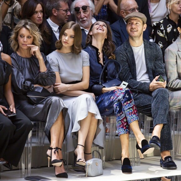 Elisa Sednaoui, Tina Kunakey et Barbara Palvin au défilé Giorgio Armani, collection prêt-à-porter printemps-été 2020, à Milan. Le 21 septembre 2019.