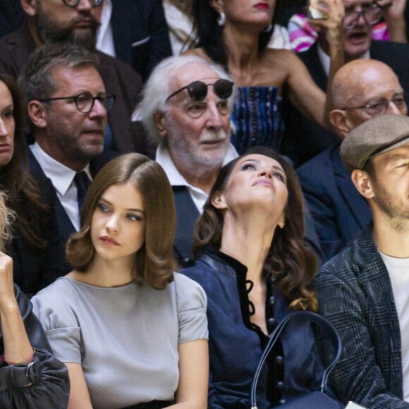 Elisa Sednaoui, Tina Kunakey et Barbara Palvin au défilé Giorgio Armani, collection prêt-à-porter printemps-été 2020, à Milan. Le 21 septembre 2019.