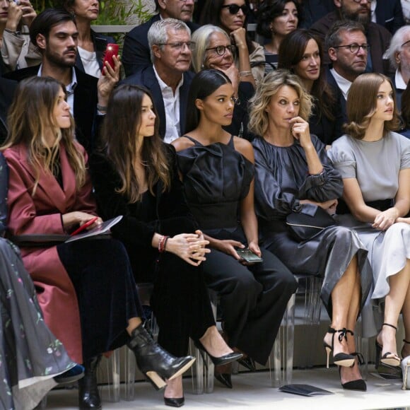 Elisa Sednaoui, Tina Kunakey et Barbara Palvin au défilé Giorgio Armani, collection prêt-à-porter printemps-été 2020, à Milan. Le 21 septembre 2019.