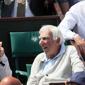 Jean-Paul Belmondo et Charles Gérard dans les tribunes des Internationaux de France de Tennis de Roland Garros à Paris, le 8 juin 2018. © Cyril Moreau / Bestimage