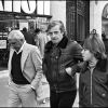 Archives - Jean-Paul Belmondo avec son fils Paul et Charles Gérard sur les Champs-Elysées de Paris. Le 4 février 1977.