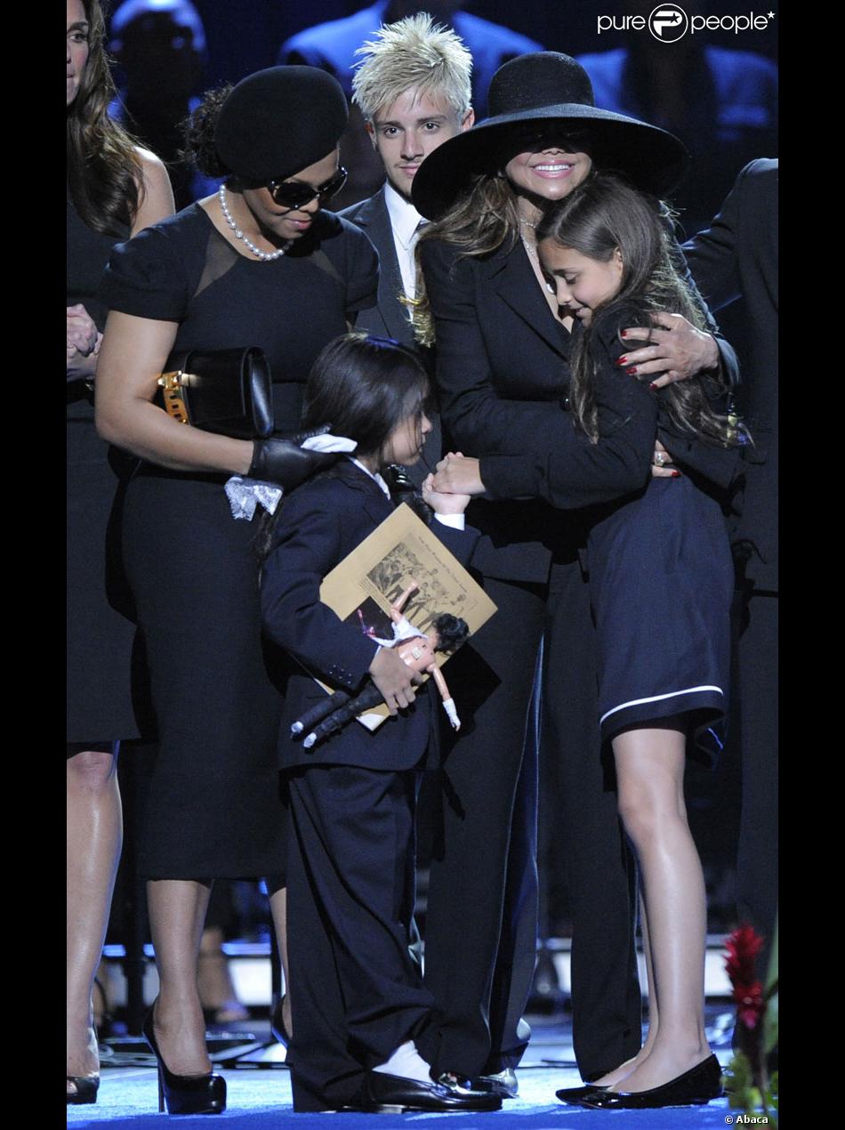 L Hommage Public Pour Michael Jackson Ici Avec Sa Famille Janet Et Latoya Reconfortant Paris La Fille De Michael Purepeople