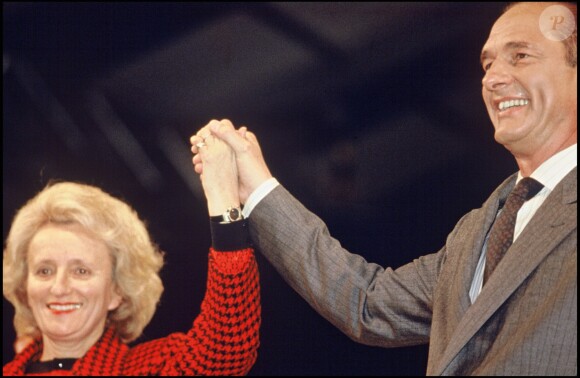 Jacques Chirac en campagne pour les élections présidentielles, accompagné de sa femme Bernadette, le 22 avril 1988.