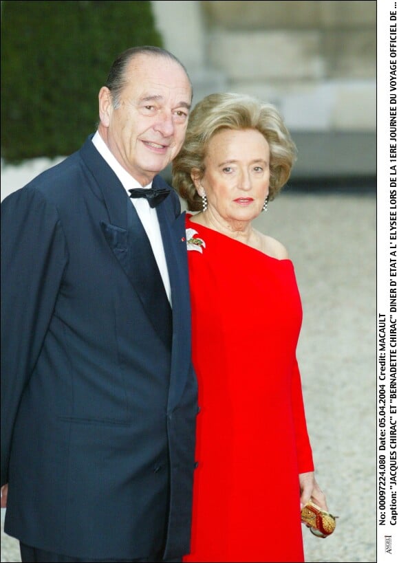 Jacques et Bernadette Chirac lors du dîner d'Etat organisé pour la Reine Elizabeth à Paris le 5 avril 2004.