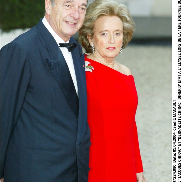 Jacques et Bernadette Chirac lors du dîner d'Etat organisé pour la Reine Elizabeth à Paris le 5 avril 2004.