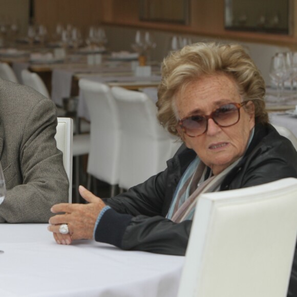 Jacques Chirac avec sa femme Bernadette, Maryvonne Pinault et un ami au restaurant Le Girelier à Saint-Tropez le 4 octobre 2013.