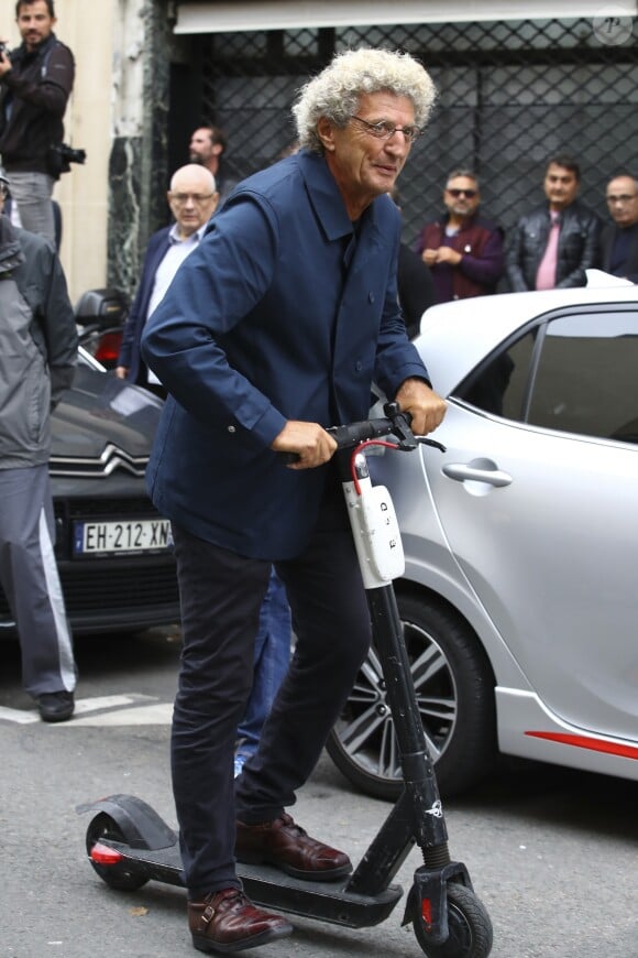 Elie Chouraqui sur une trottinette électrique - Obsèques de Charles Gérard en la cathédrale arménienne Saint-Jean-Baptiste de Paris. Le 26 septembre 2019 © Gwendoline Le Goff / Panoramic / Bestimage