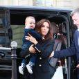 Eva Longoria et son fils Santiago Enrique Baston arrivent pour déjeuner au restaurant L'Avenue. Paris, le 27 septembre 2019.