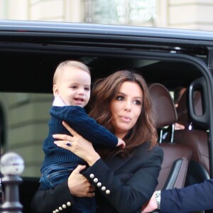 Eva Longoria et son fils Santiago Enrique Baston arrivent pour déjeuner au restaurant L'Avenue. Paris, le 27 septembre 2019.