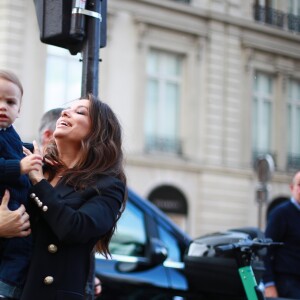 Eva Longoria et son fils Santiago Enrique Baston arrivent pour déjeuner au restaurant L'Avenue. Paris, le 27 septembre 2019.