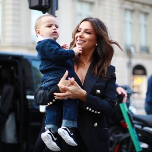 Eva Longoria et son fils Santiago Enrique Baston arrivent pour déjeuner au restaurant L'Avenue. Paris, le 27 septembre 2019.