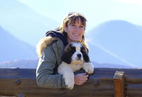 Carole, 48 ans, est éleveuse de chiens saint-bernard en région PACA et a 6 enfants. Emission "L'amour est dans le pré 2017" sur M6.