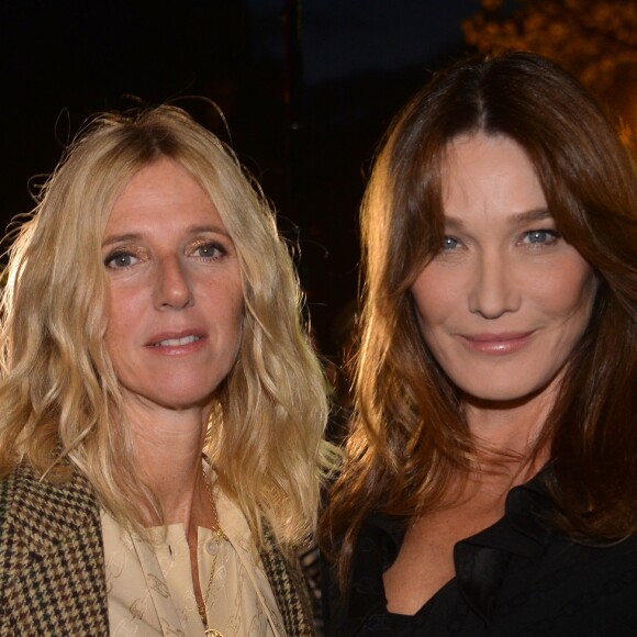 Sandrine Kiberlain et Carla Bruni arrivent aux Invalides pour assister au défilé "CELINE" collection prêt-à-porter printemps-été 2020 lors de la Fashion Week de Paris. Le 27 septembre 2019 © Veeren Ramsamy - Christophe Clovis / Bestimage