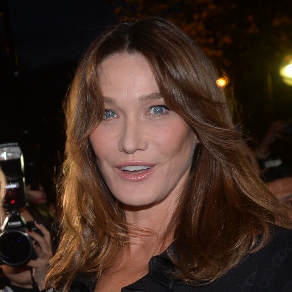 Carla Bruni arrive aux Invalides pour assister au défilé "CELINE" collection prêt-à-porter printemps-été 2020 lors de la Fashion Week de Paris. Le 27 septembre 2019 © Veeren Ramsamy - Christophe Clovis / Bestimage
