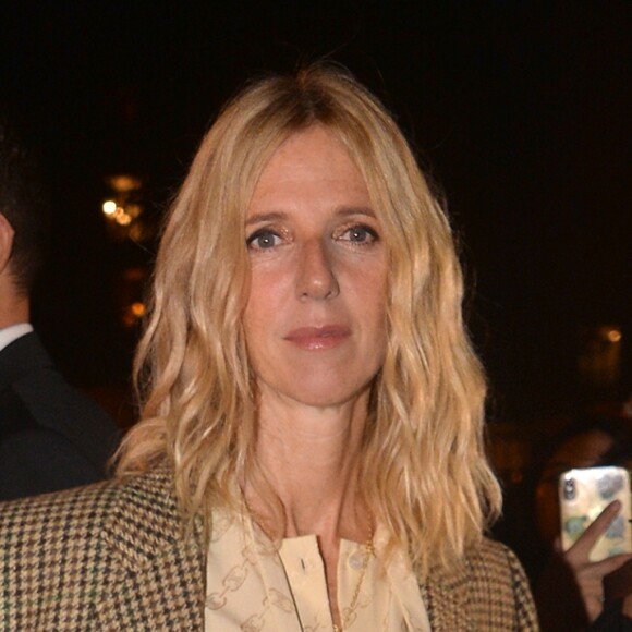 Sandrine Kiberlain arrive aux Invalides pour assister au défilé "CELINE" collection prêt-à-porter printemps-été 2020 lors de la Fashion Week de Paris. Le 27 septembre 2019 © Veeren Ramsamy - Christophe Clovis / Bestimage