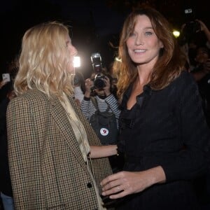 Sandrine Kiberlain et Carla Bruni arrivent aux Invalides pour assister au défilé "CELINE" collection prêt-à-porter printemps-été 2020 lors de la Fashion Week de Paris. Le 27 septembre 2019 © Veeren Ramsamy - Christophe Clovis / Bestimage