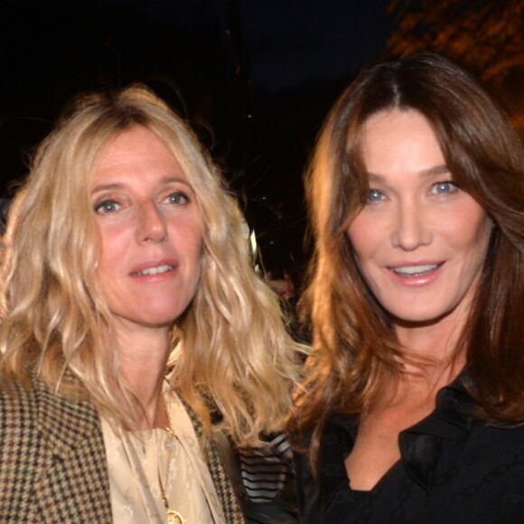 Sandrine Kiberlain et Carla Bruni arrivent aux Invalides pour assister au défilé "CELINE" collection prêt-à-porter printemps-été 2020 lors de la Fashion Week de Paris. Le 27 septembre 2019 © Veeren Ramsamy - Christophe Clovis / Bestimage